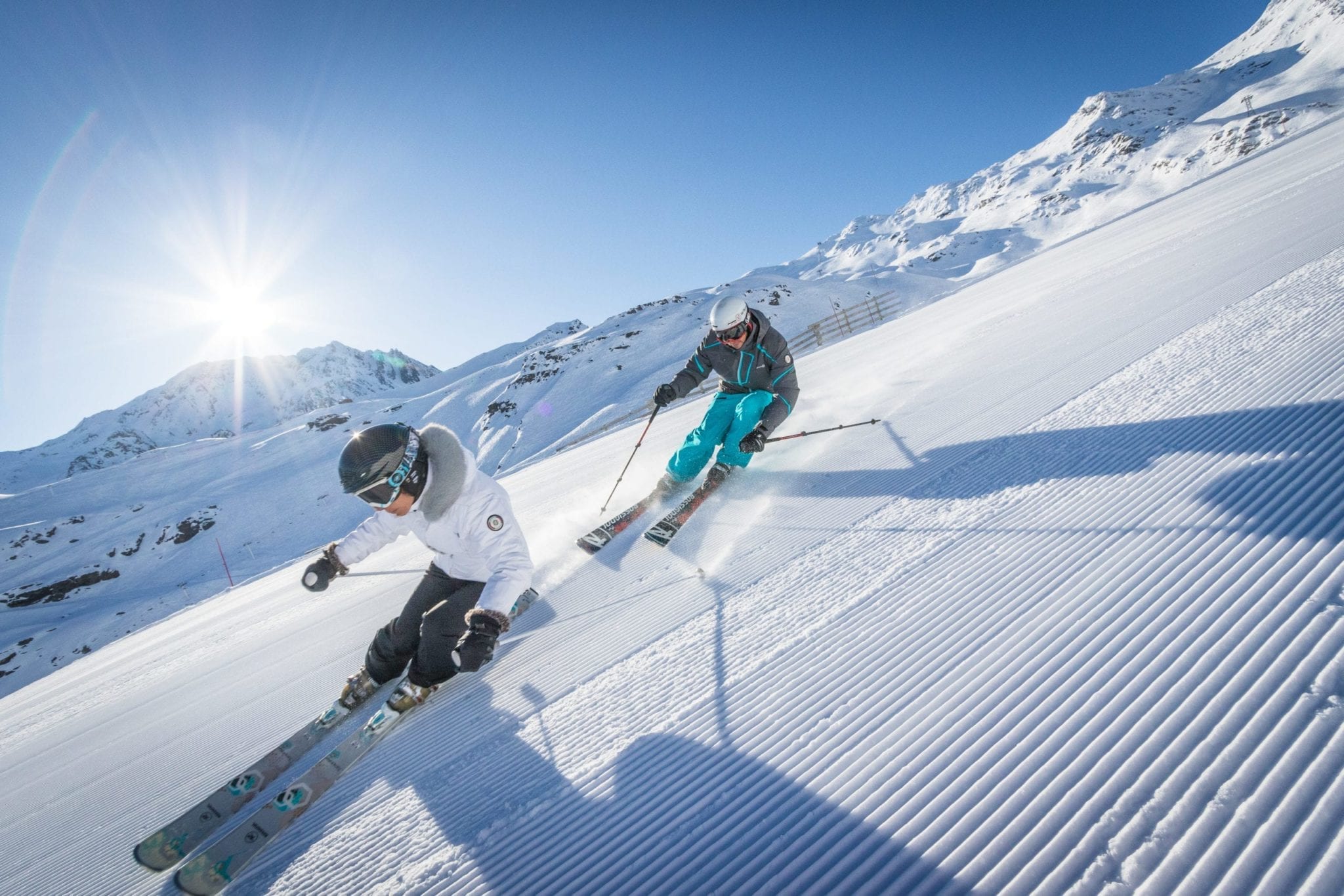 Val Thorens couple skiing
