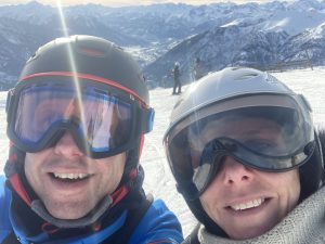Photo smiling faces in ski gear